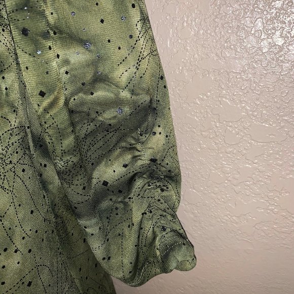 Blouse with 3/4 Ruched Sleeves Green and Black Medium Petite 📢5 for $20 - Picture 4 of 7